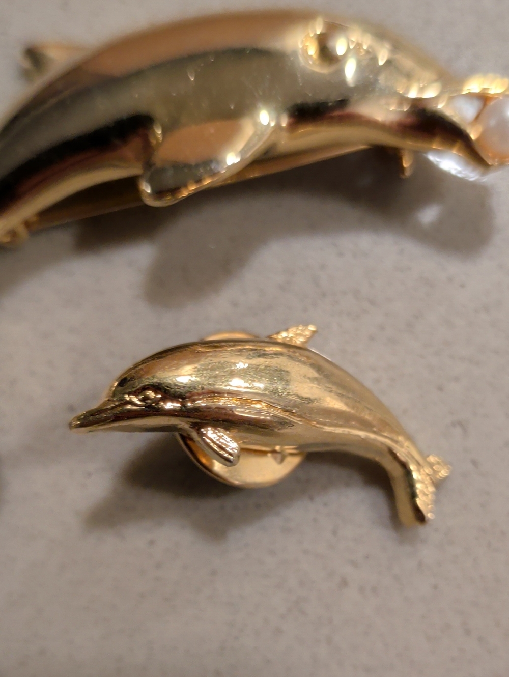 Vintage Lot 2 Gold Dolphin Broochs Pins Pearl Detail Coastal Grandma Beach Vibes - Picture 8 of 12
